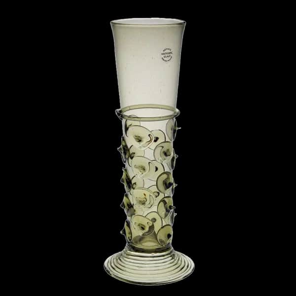 Spätmittelalterlicher Glasbecher mit spitzen Zacken, nach Original aus Böhmen