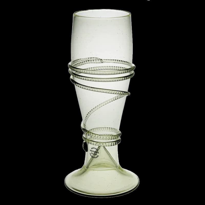 Spätmittelalterlicher Glasbecher mit gefrästem Fadendekor, nach Original aus Böhmen