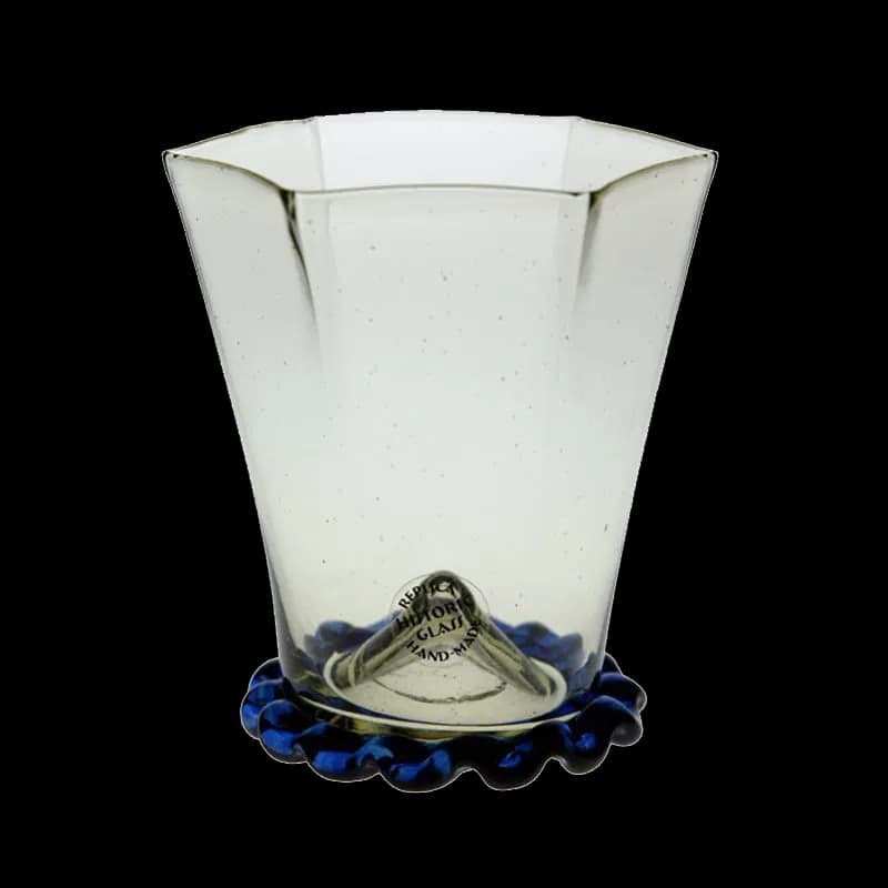 Spätmittelalterlicher sechseckiger Glasbecher mit blauem Fuß, nach Original aus Böhmen