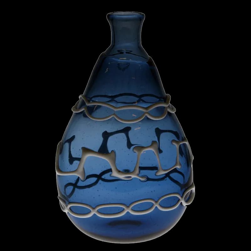 Blaue wikingerzeitliche Flasche mit weißem Fadendekor, nach Original aus Haithabu