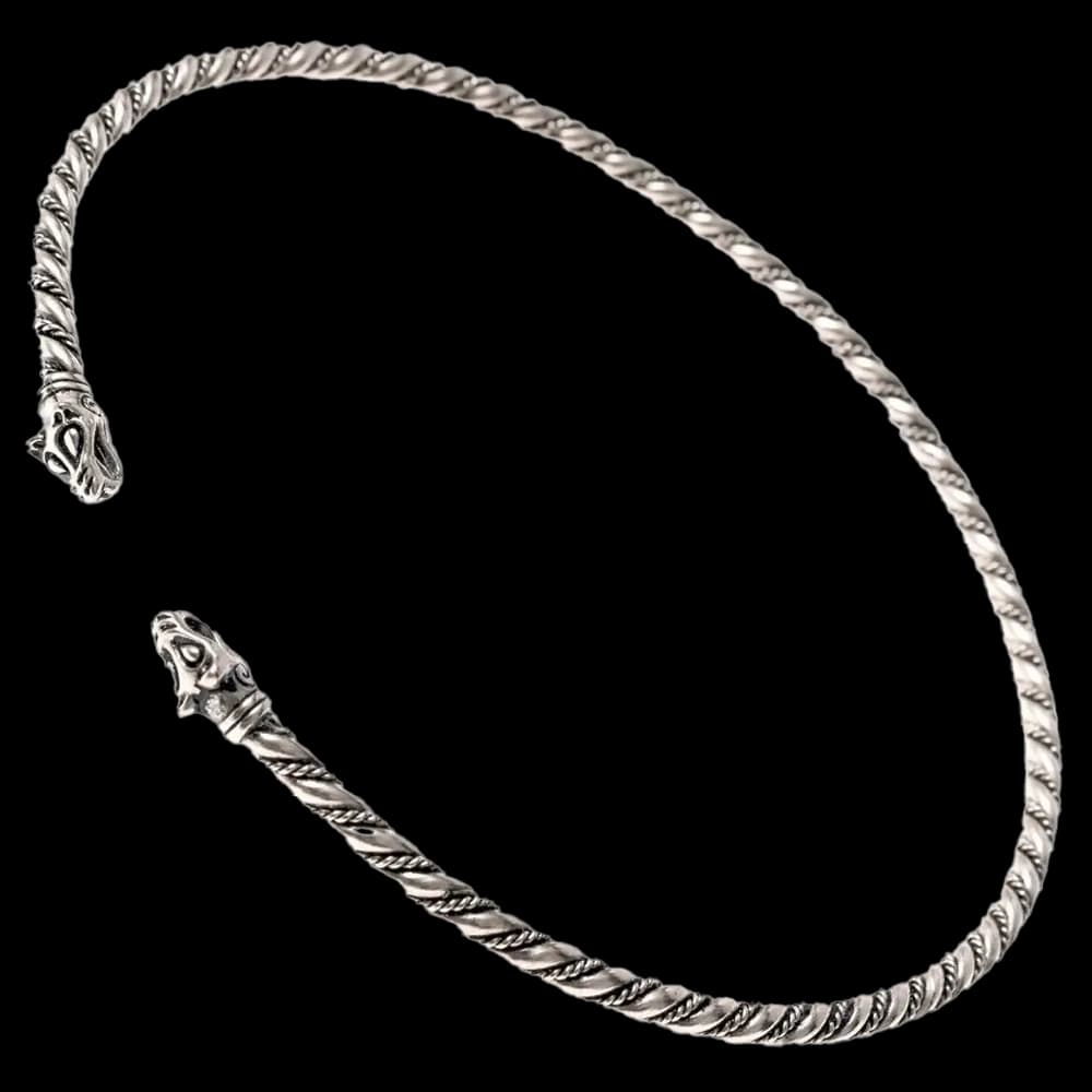 Torque-Halsring mit Wolfsköpfen, versilberte Bronze